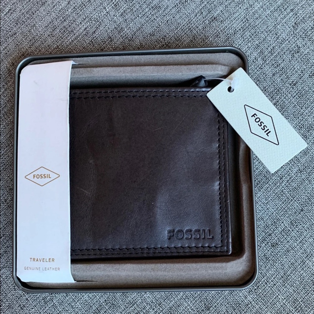 ❌sold❌Brand new fossil leather traveler wallet